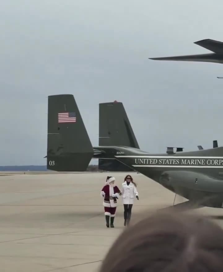 Đệ nhất phu nhân Melania Trump và Ông già Noel cùng nhau đến Căn cứ Thủy quân Lục chiến Quantico.