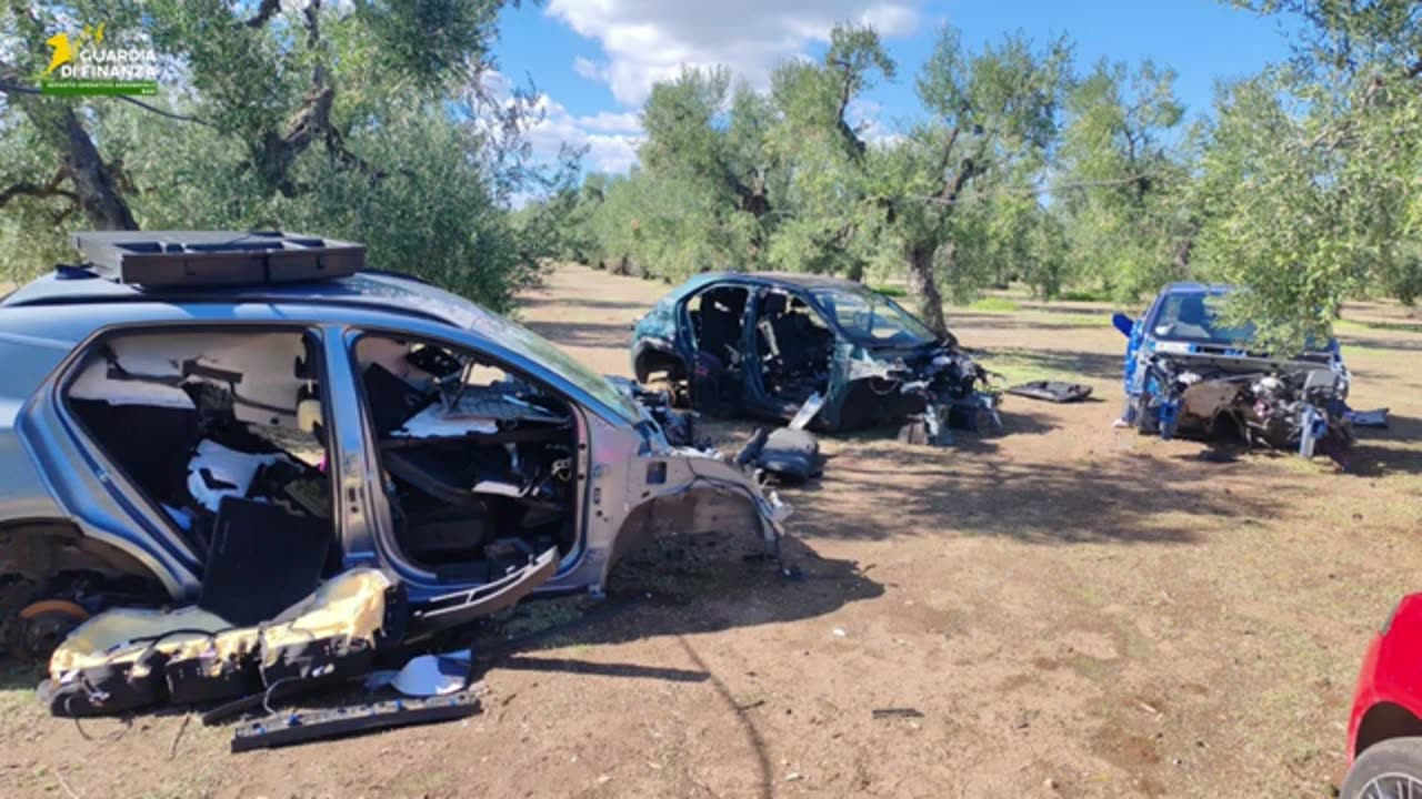 Tra Andria e Trani un cimitero di auto rubate: la scoperta con lelicottero della Guardia di Finanza