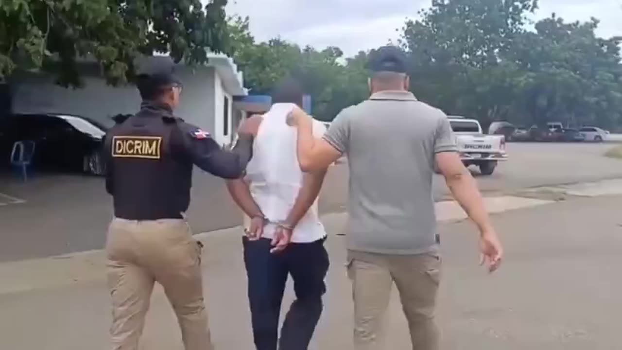 Agarran hombre que compra menores