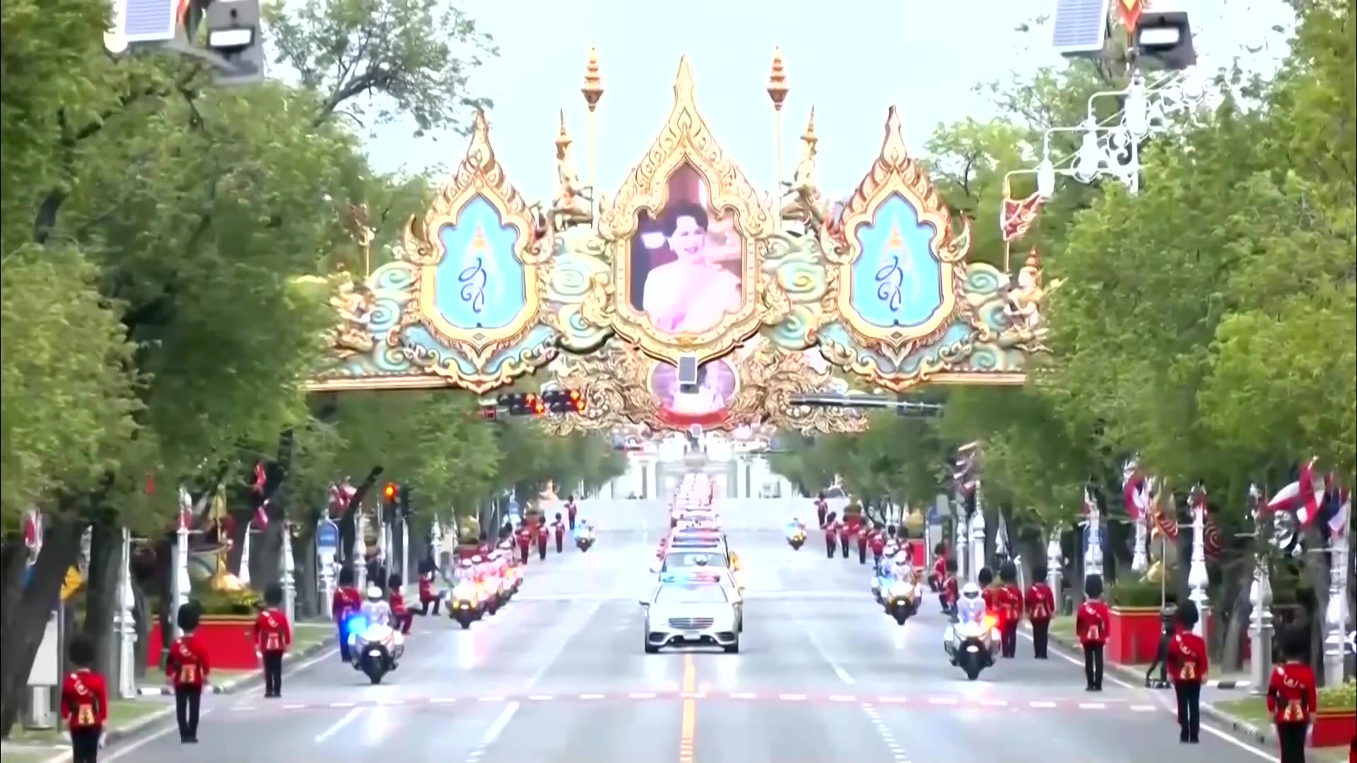 Thais mourn as Queen Mother Sirikits remains return to Grand Palace