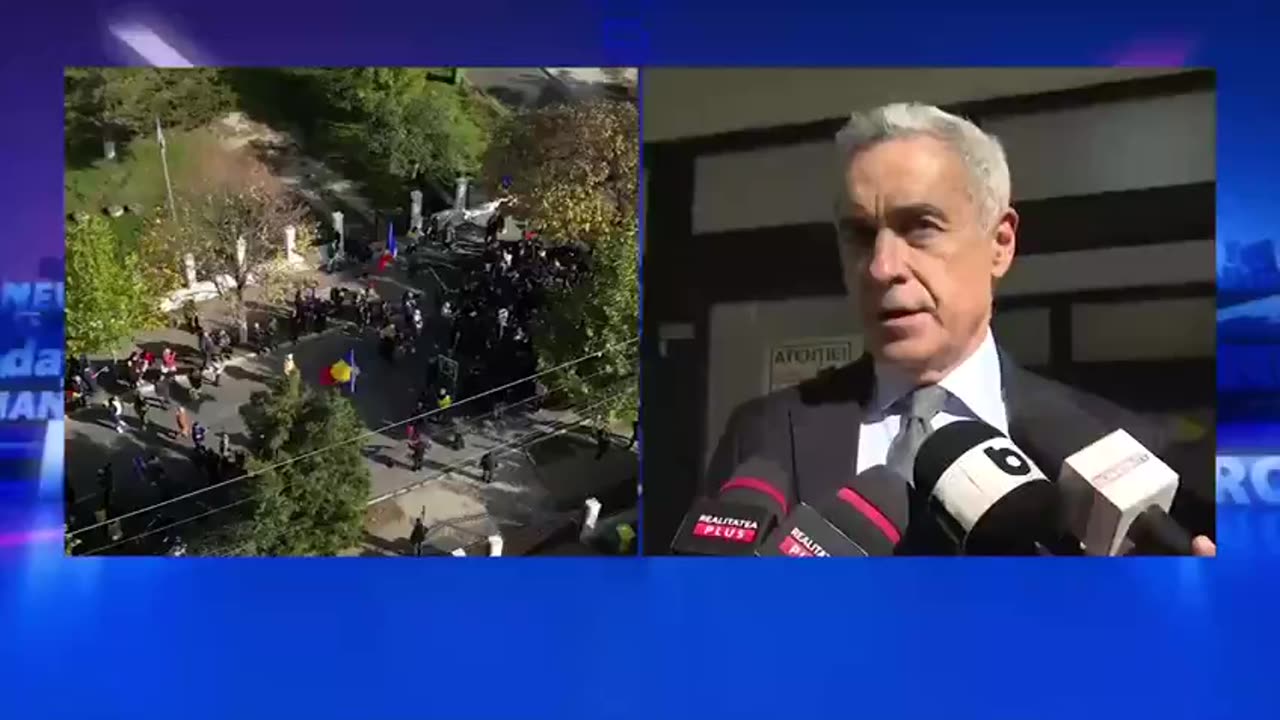 Romanias Călin Georgescu speaks to large crowd of supporters