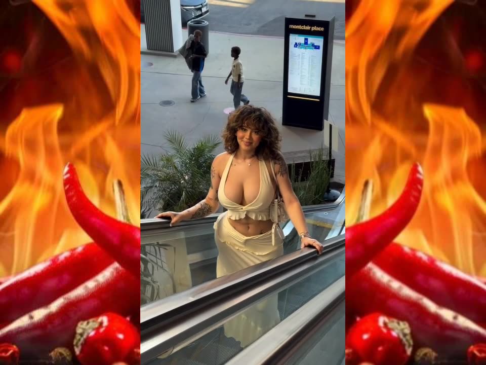 ๐ฅ Pretty Lady On The Escalator ๐ฏ๐