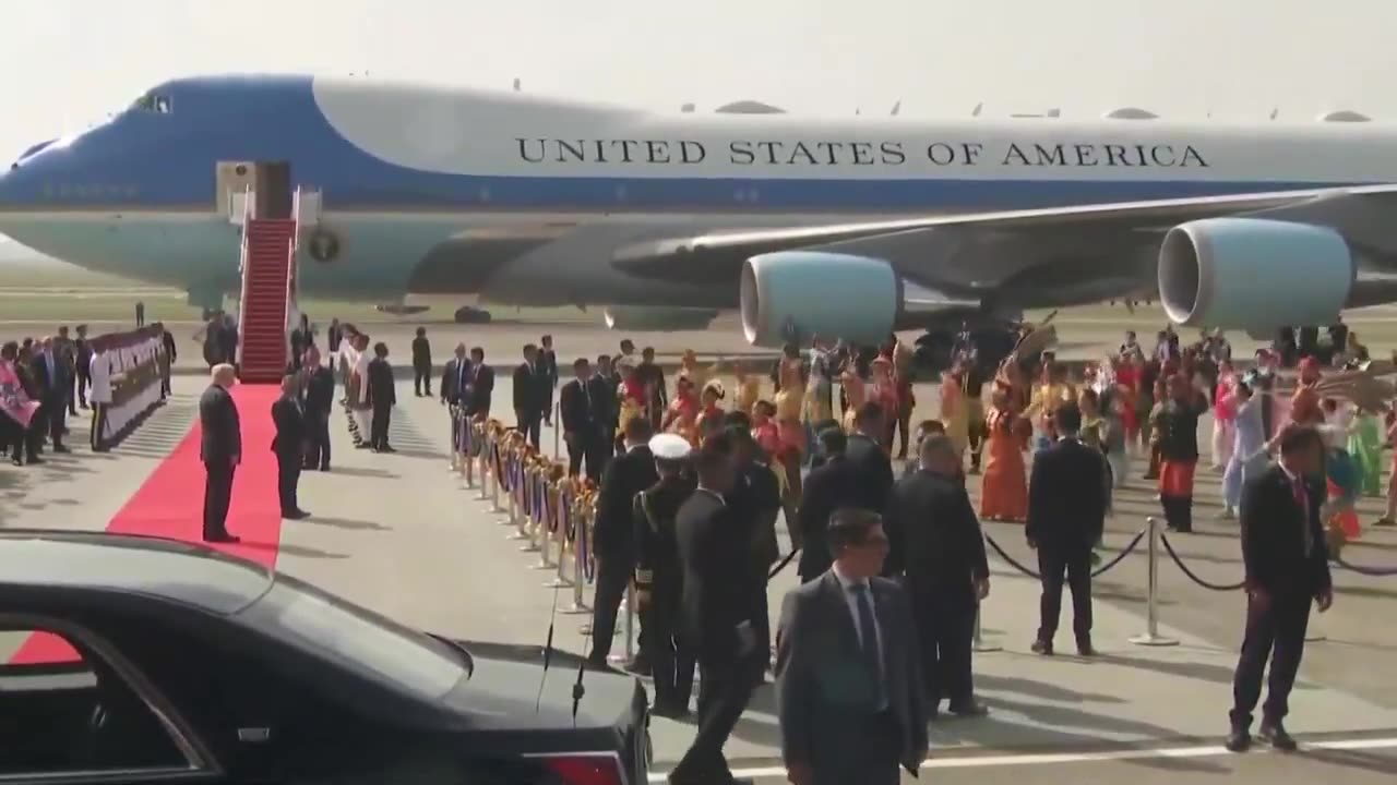 The great people of Malaysia bid @POTUS farewell as he prepares to depart from