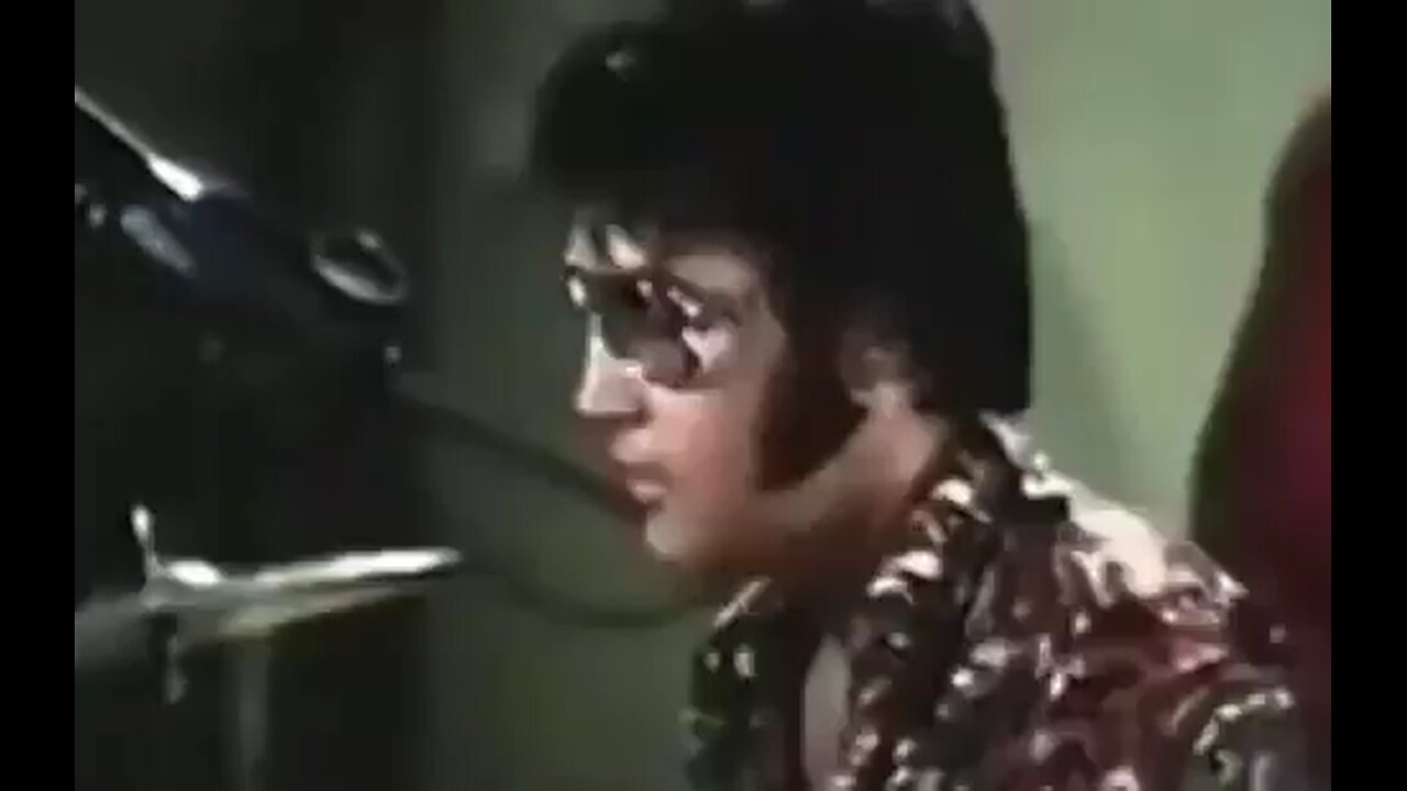Elvis Presley rehearses Yesterday by The Beatles (1970)