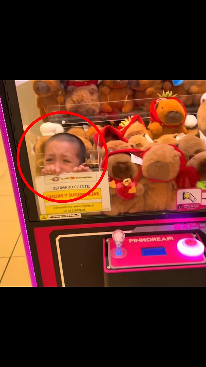 La curiosidad que atrapó a un niño en una máquina de juguetes