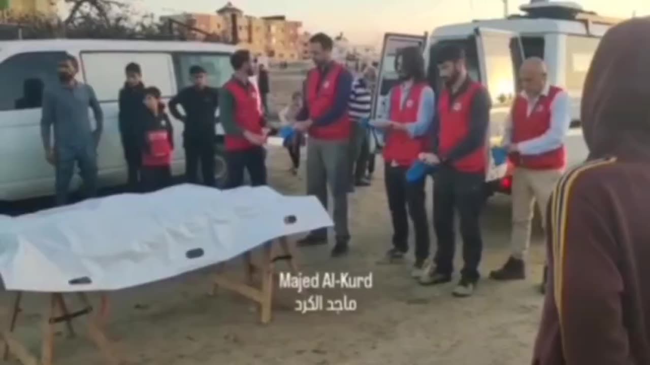 The ceremony in the Gaza Strip: the terrorists documented the transfer of the kidnapped hostage.