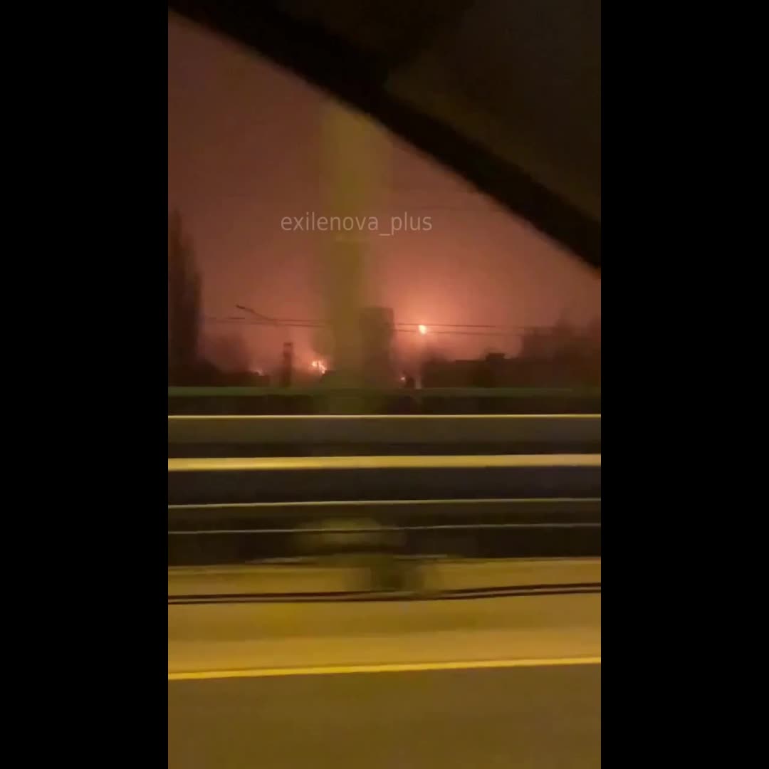 π₯Livny, Oryol region, locals report that at least two storage tanks at an oil depot are on fire.