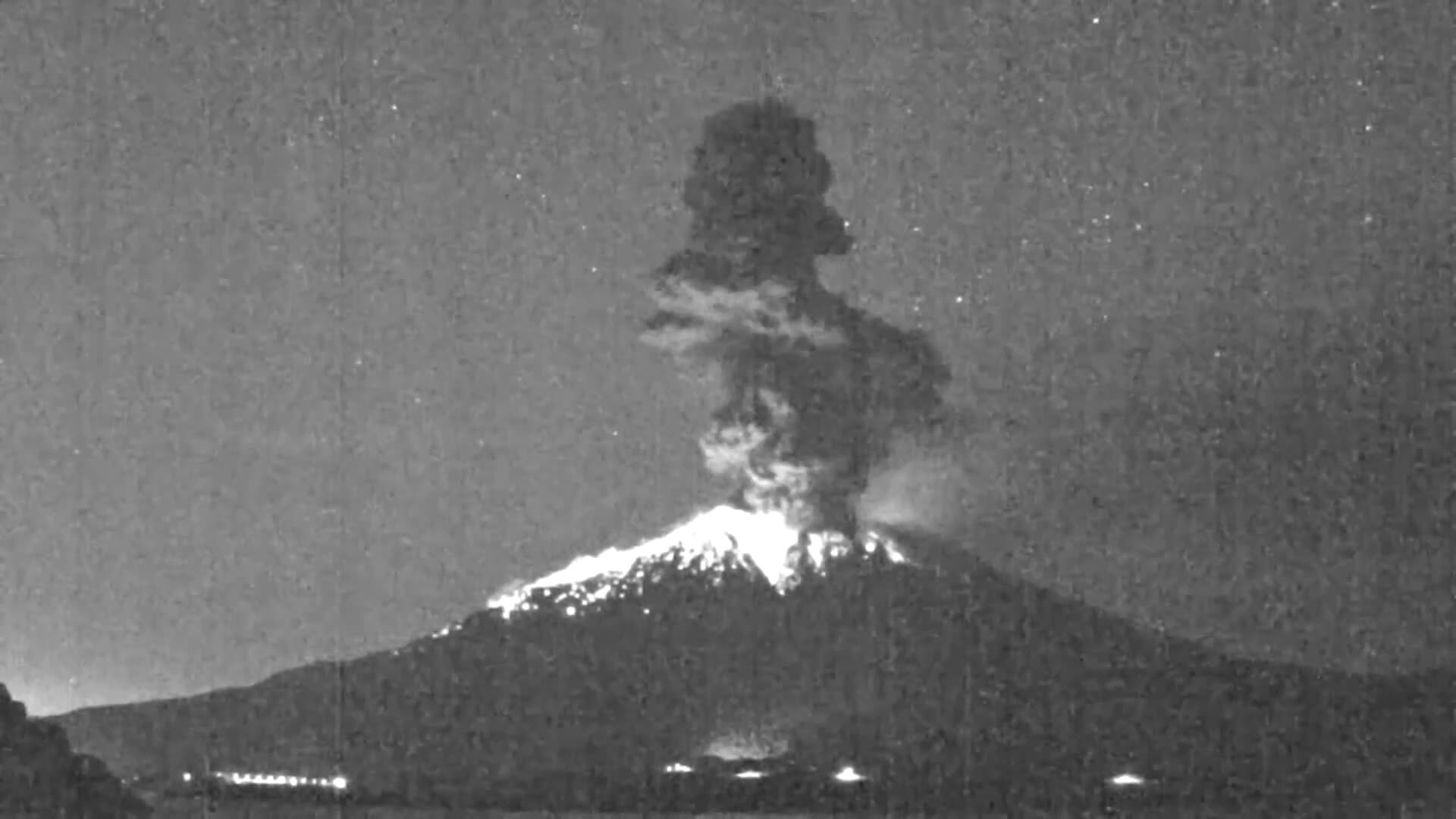 Japans Sakurajima volcano erupts, sending smoke miles into the air