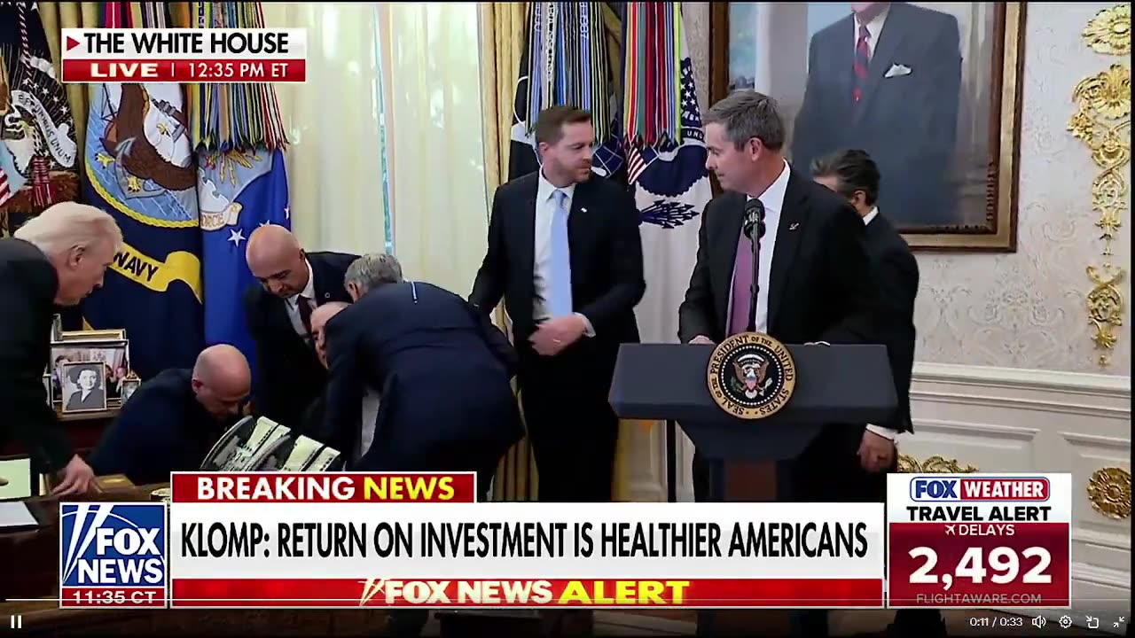 Một người đàn ông bất tỉnh tại Phòng Bầu dục trong lúc Tổng thống Trump công bố sẽ hạ giá thuốc.
