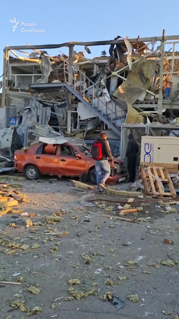 πΊπ¦ The aftermath of the night strike by Shahed UAVs in Zaporizhzhia.