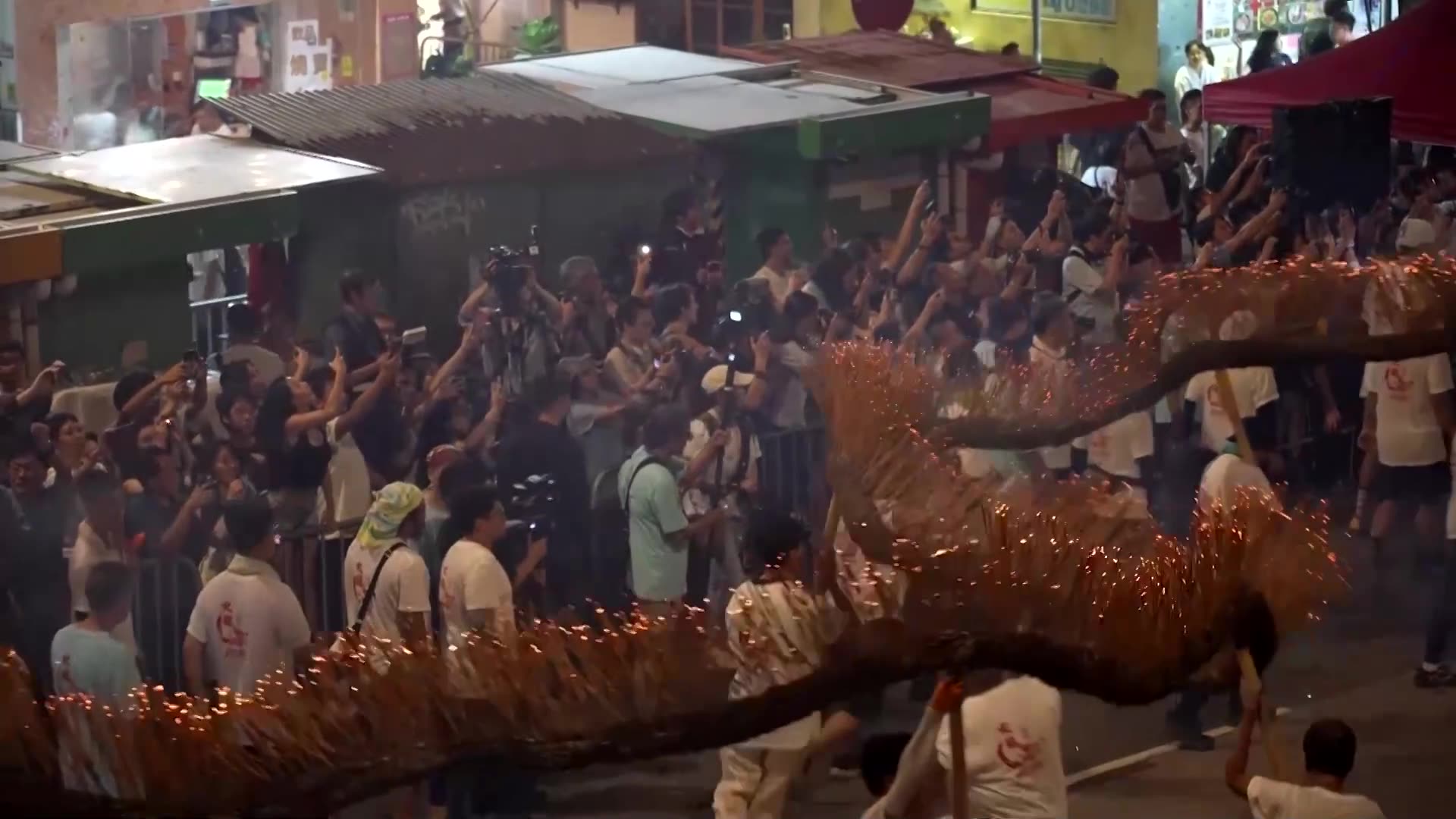 Hong Kongs Fire Dragon Dance ignites festival spirit
