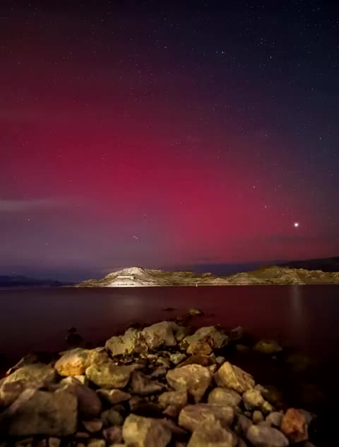 Dernière vidéo en accéléré des aurores boréales hier soir près de Las Vegas, Nevada (lac Mead)