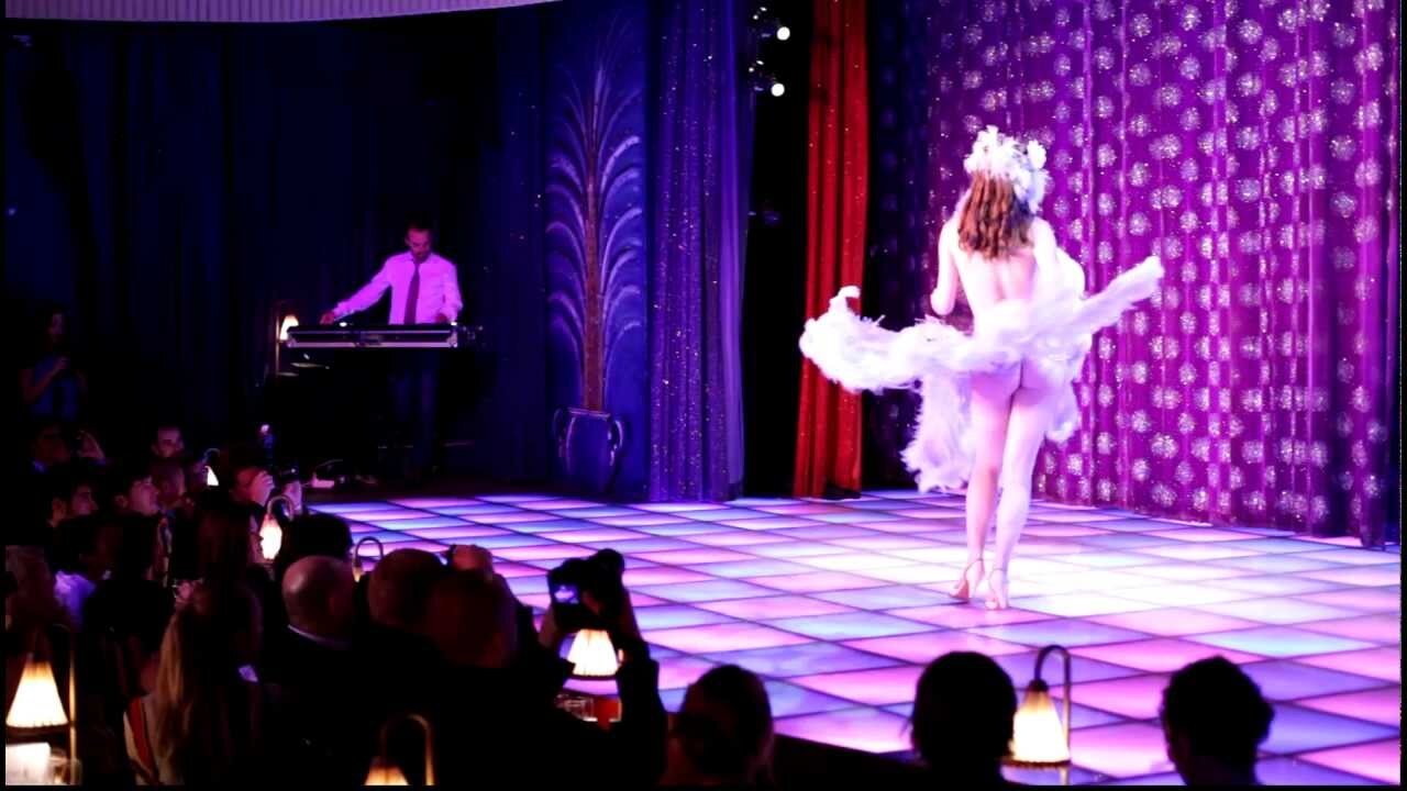 Sucre dOrge Burlesque Feather Fan Dance - La Nouvelle Eve, Paris