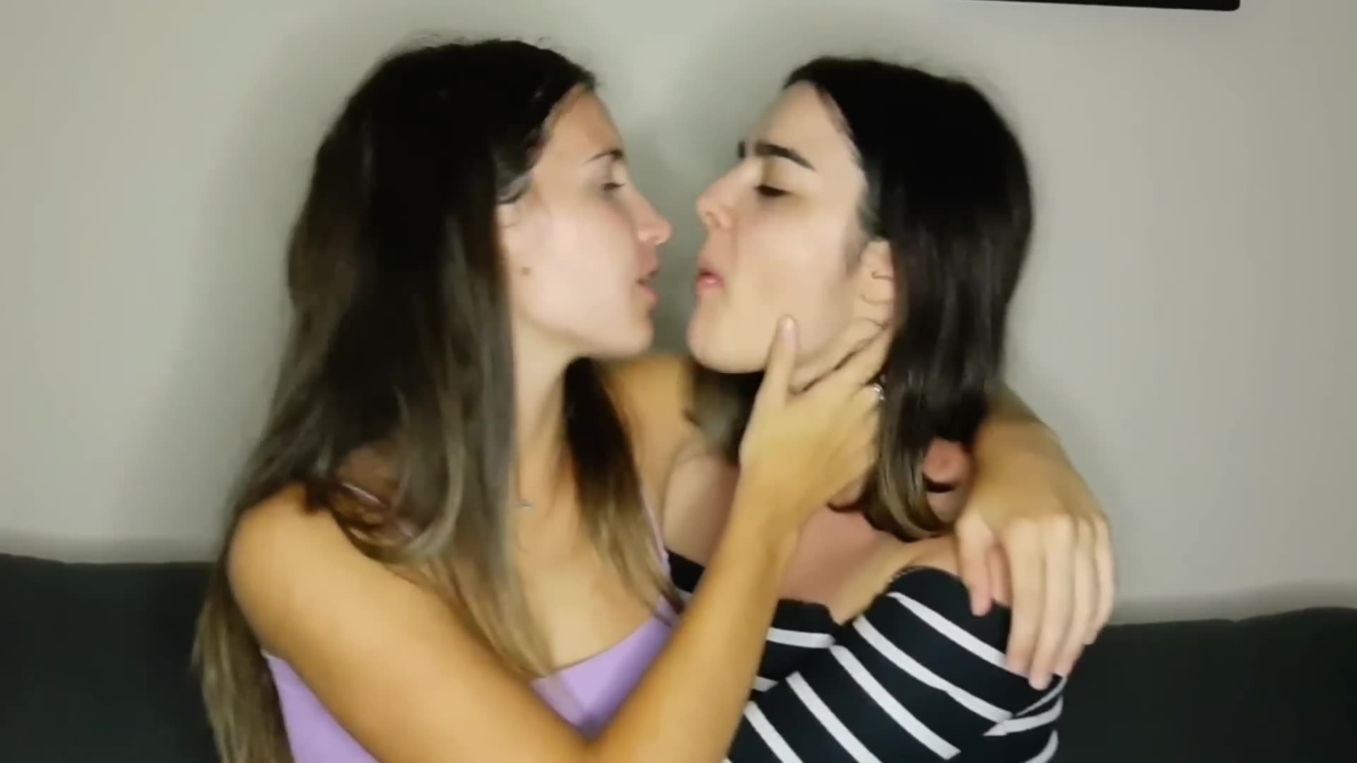 LOLLIPOP KISS CHELLENGE Adivinamos SABORES con BESOS! Caro y Jules