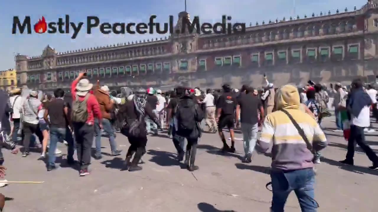 🚨Heavy clashes in Mexico City intensify between protesters and police