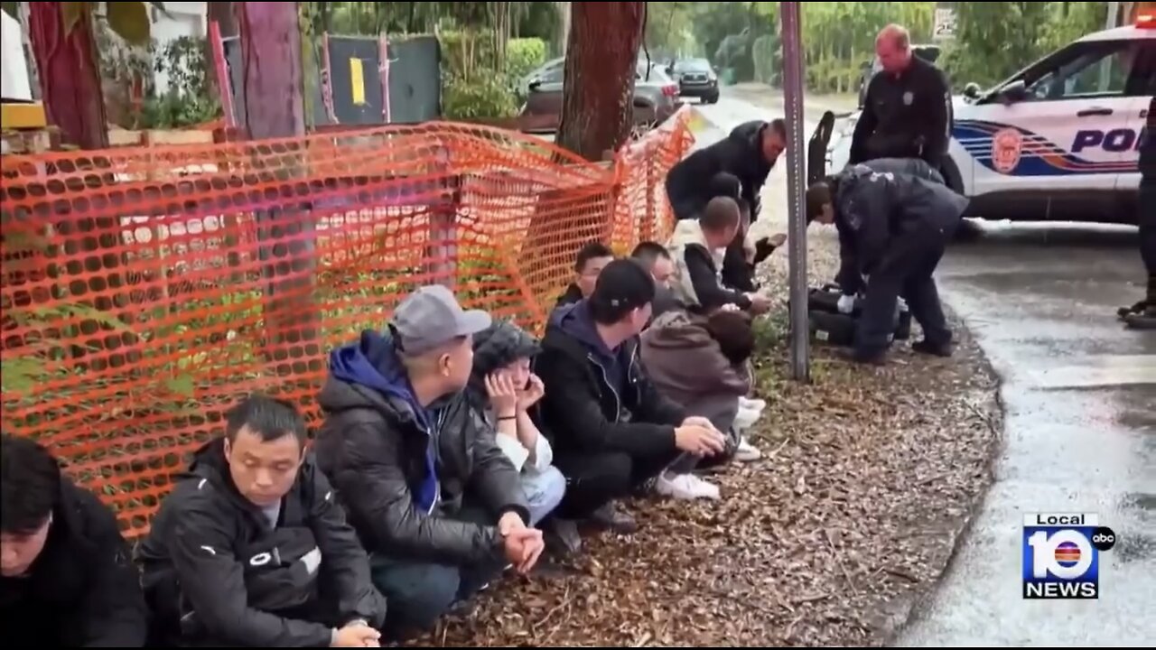FLORIDA POLICE RAID U-HAUL🛣️🚐🛗🚓👮♂️SMUGGLING ILLEGALS👮🏻♀️🛗🚐🚔💫