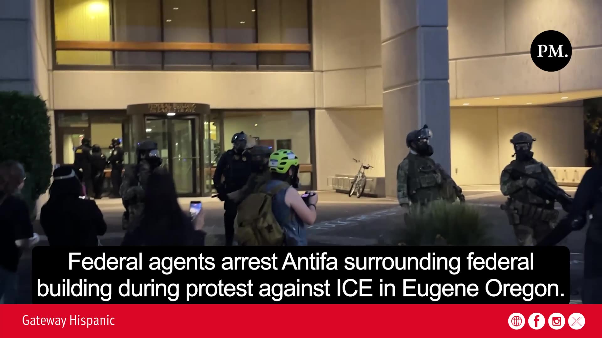 Eugene Oregon: Federal agents arrest Antifa surrounding federal building during protest against ICE