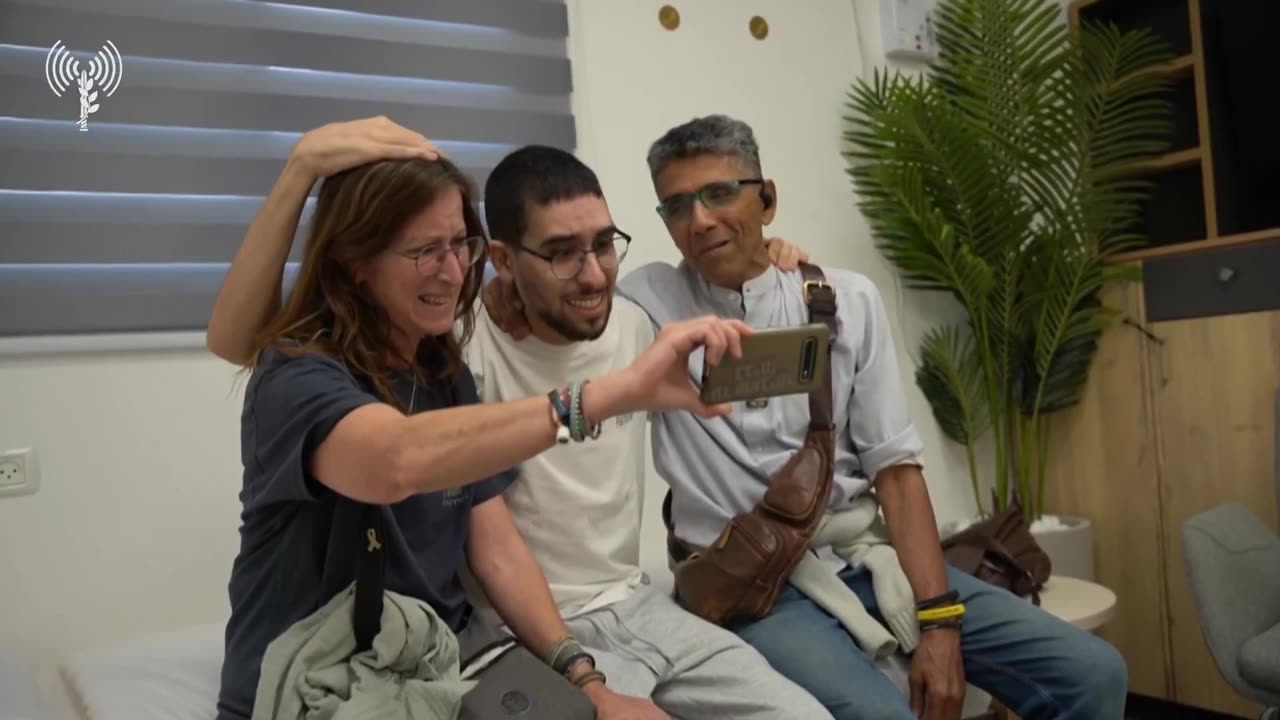 Its over: Eviatar David on his first meeting with his parents (Photo: IDF Spokesperson)
