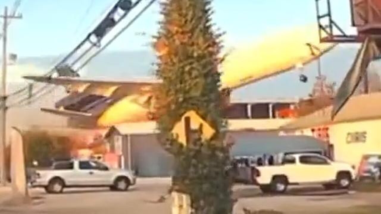 🚨#BREAKING: new dashcam footage UPS Cargo Flight 2976 exploding in Louisville, Kentucky