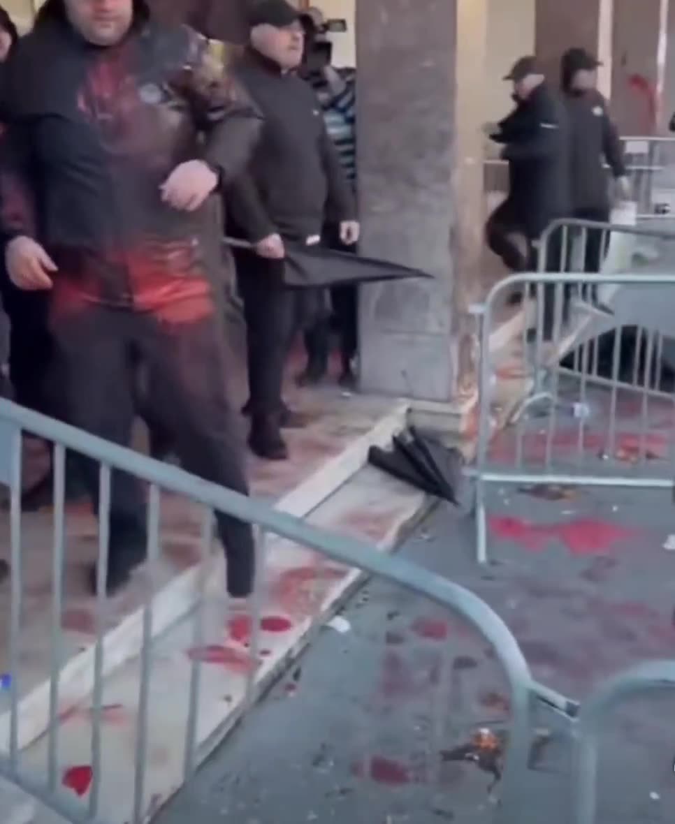 Napeto u Beogradu: Sukobili se demonstranti sa policijom i obezbeđenjem.