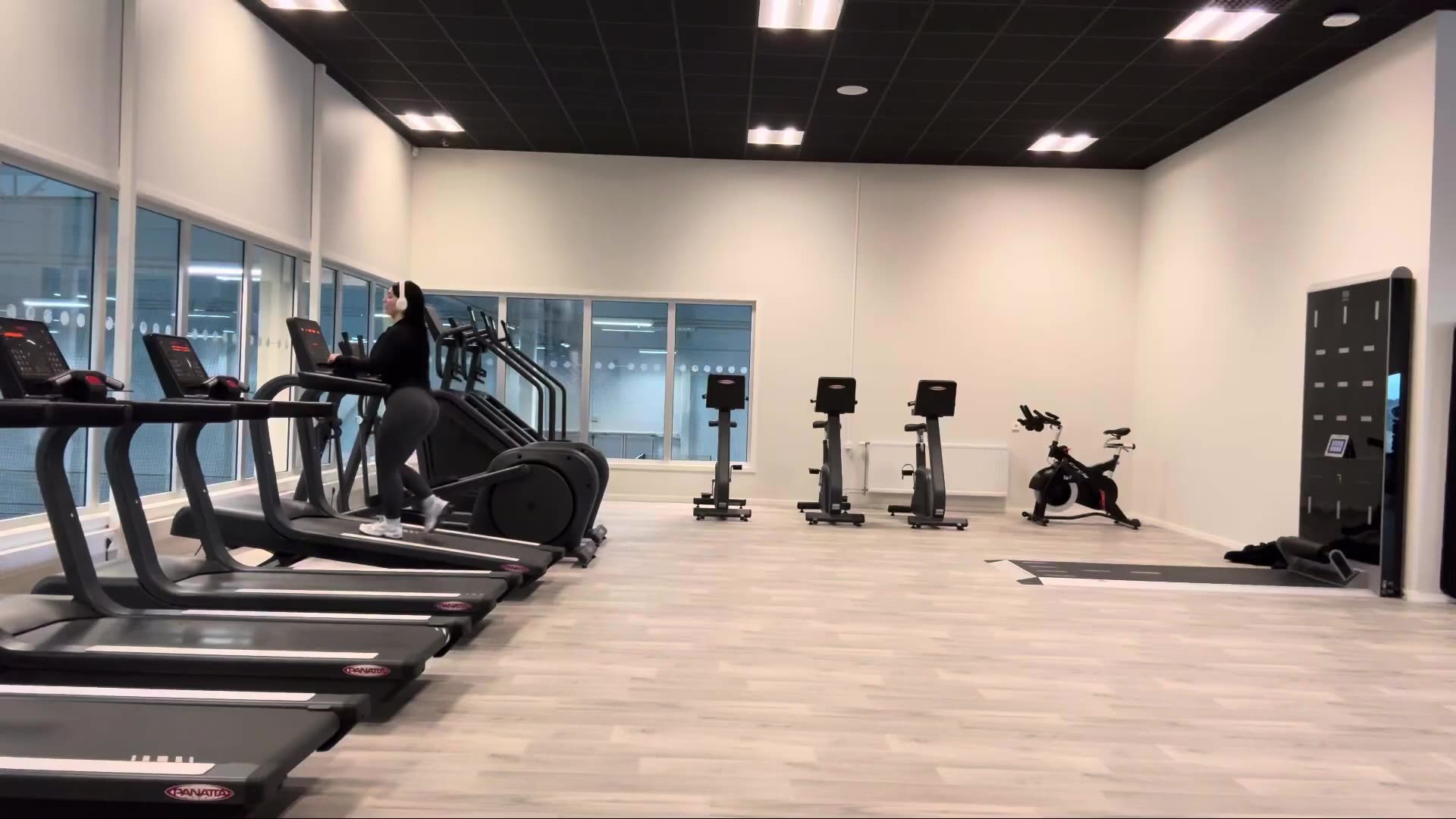 Louise Ella Solo Gym Diaries: Upper Body Workout Routine & Gym Outfit | KYZ HUB