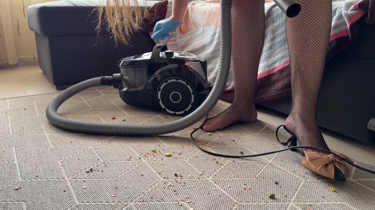 Daily Cleaning Vlog | Vacuum, Crushing Cardboard & Tearing Paper With High Heels 👠