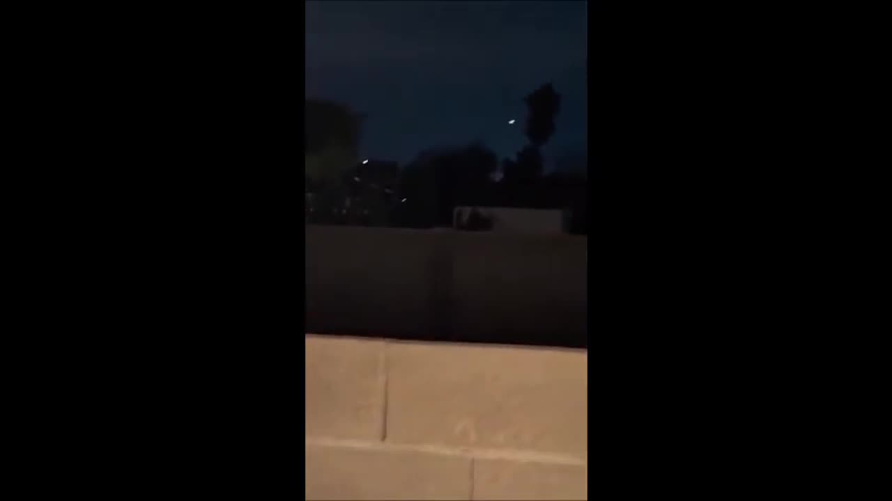 Un homme filme une activité OVNI stupéfiante en mer