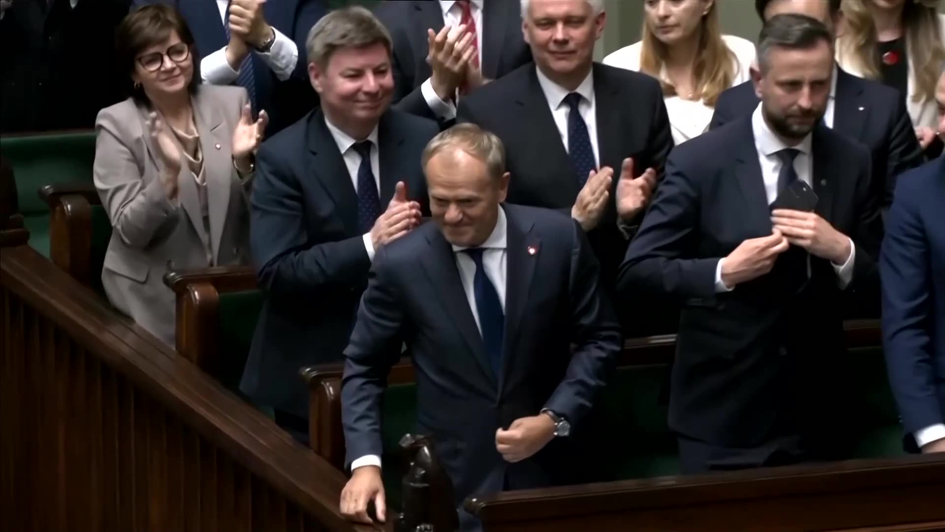 Polands pro-EU government wins confidence vote in parliament