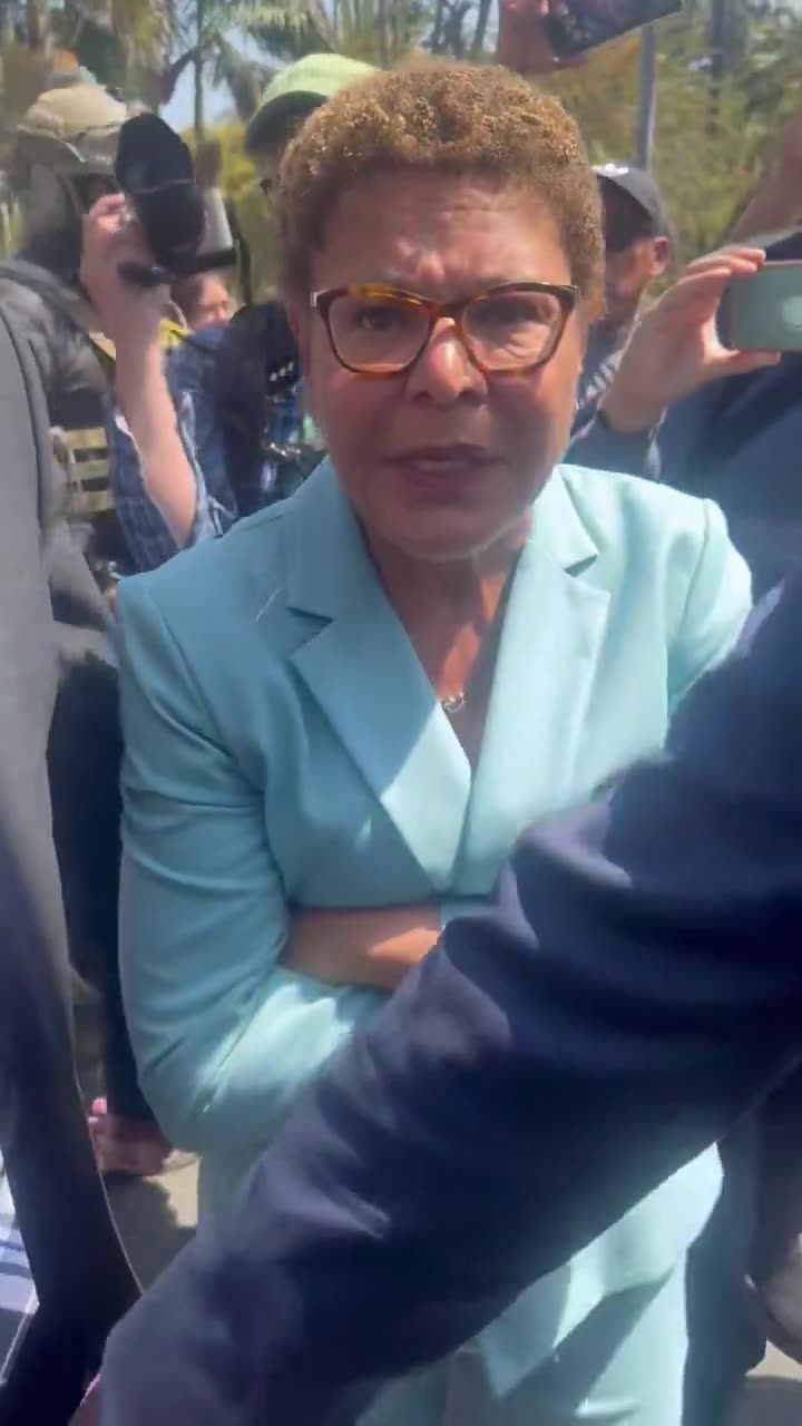 BREAKING: LA Mayor Bass shows up to an ICE raid