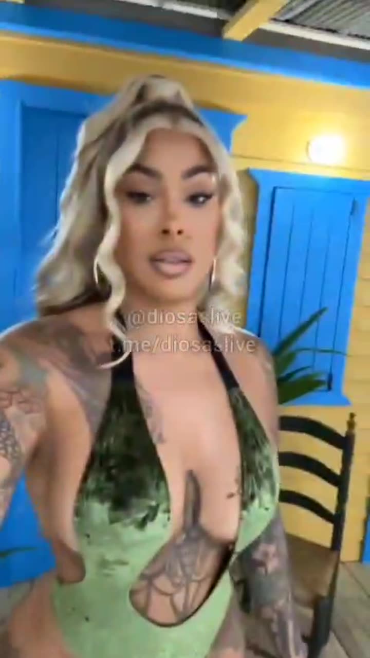 Holly Live