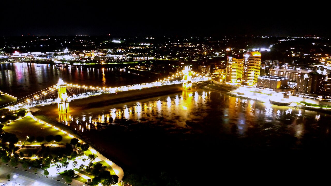 The beauty of Cincinnatis suspension bridge on the Ohio River