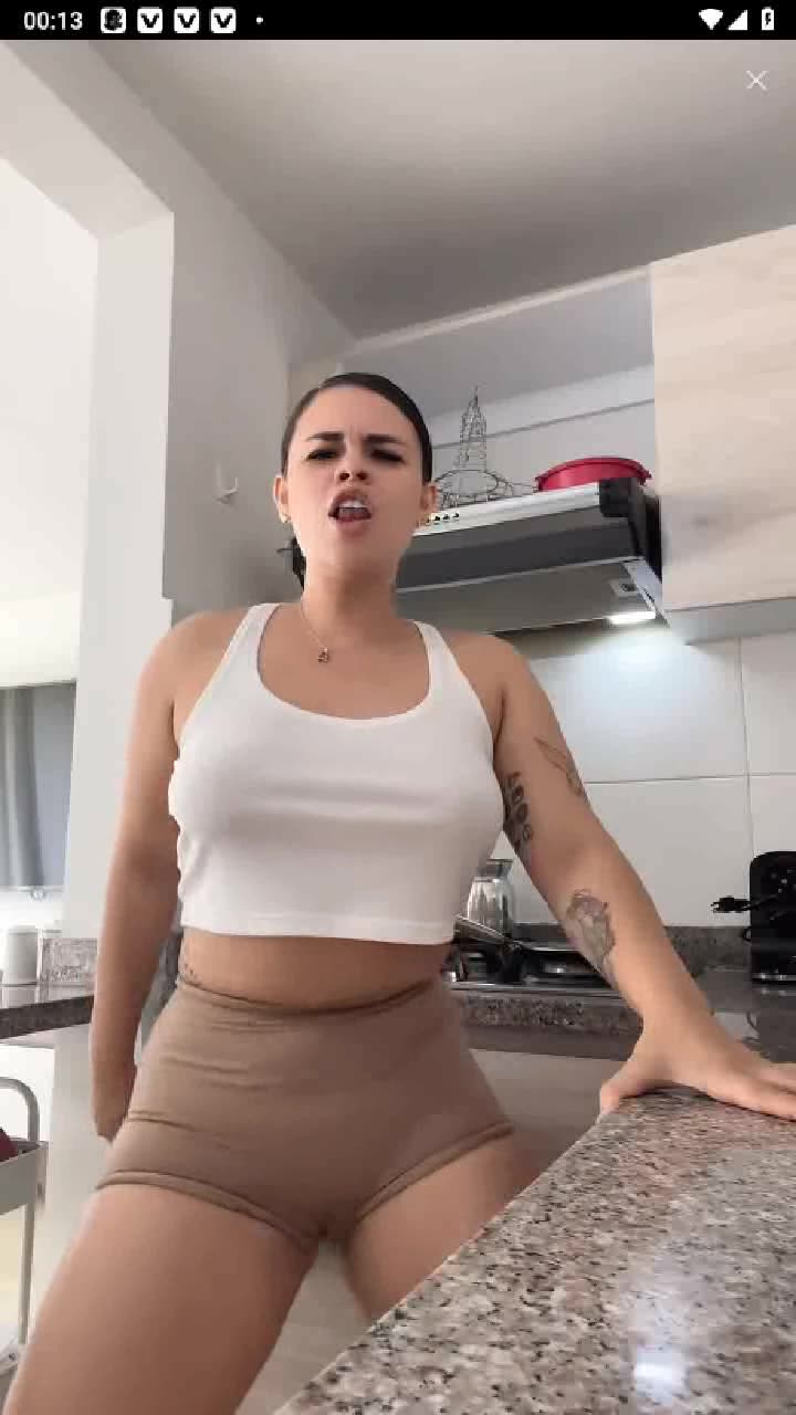 ELLE EST SEX.Y