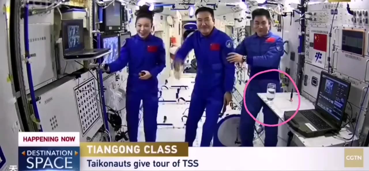 Estación espacial china Directo (GRAVEDAD CERO) (Se olvidan un vaso de agua en la mesa)
