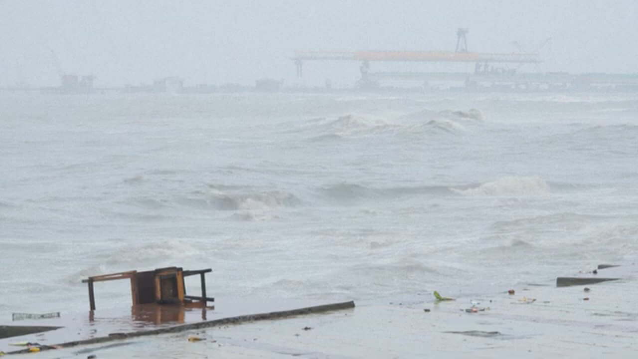 Indias monsoon lashes Mumbai as rains arrive early