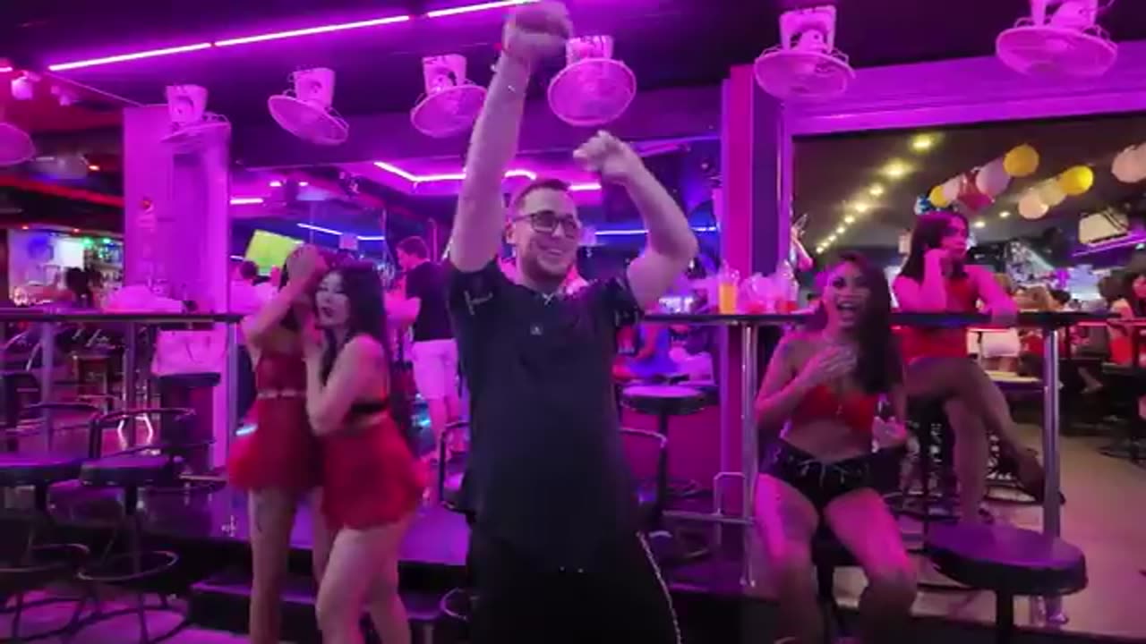 Kiss or Slap in Soi 6, Pattaya ๐น๐ญ | Wild Nightlife with Thai Girls!