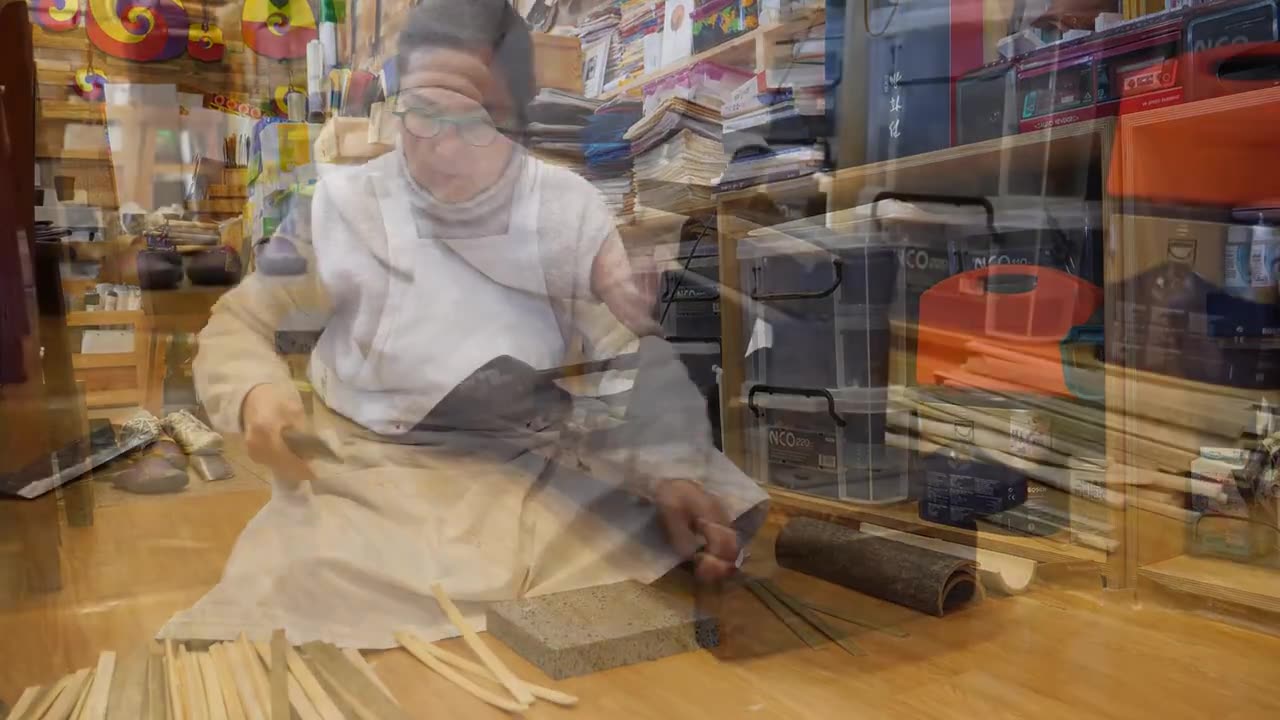 The Amazing Traditional Process of a Grandfather Making Korean Paper