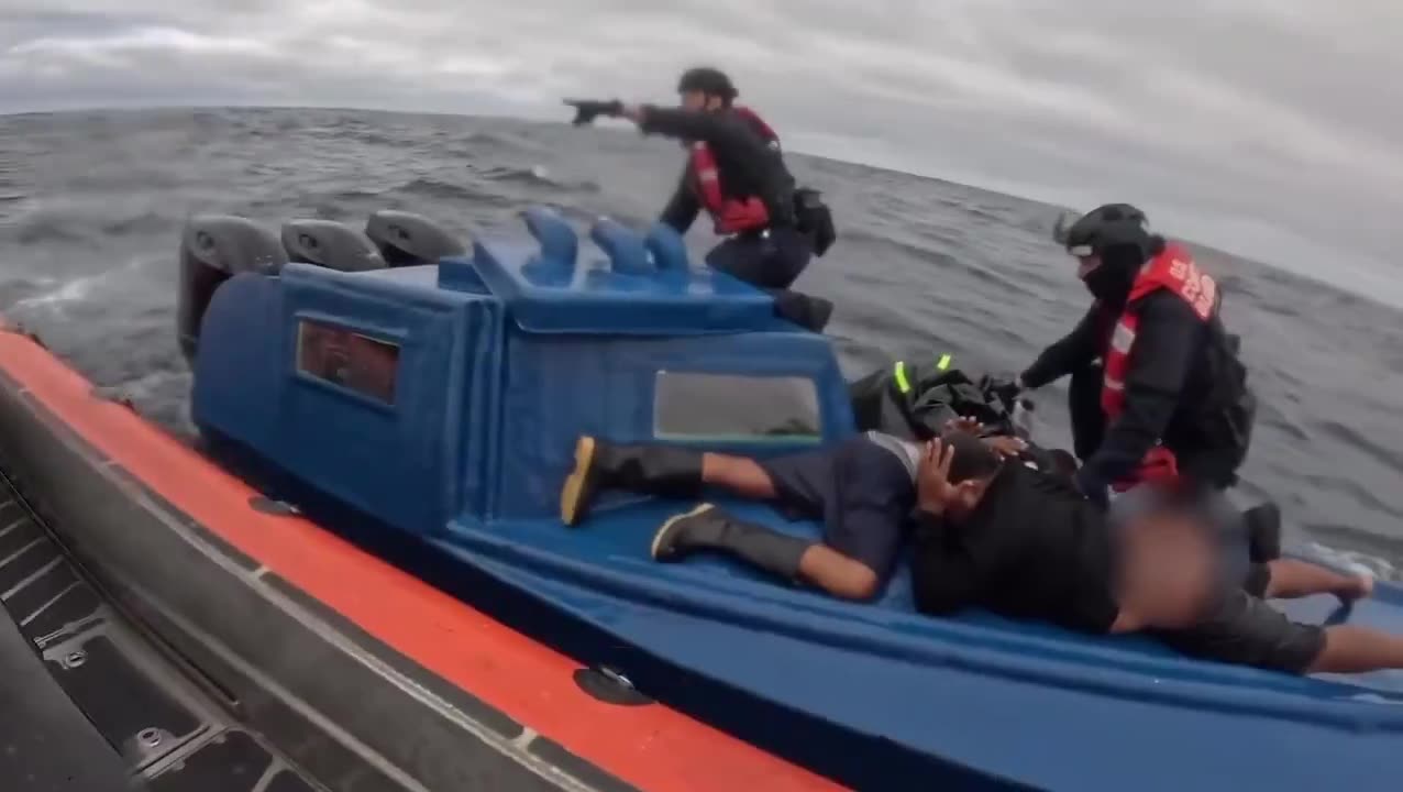 The US Coast Guard stops drúg traffickers heading towards the US..