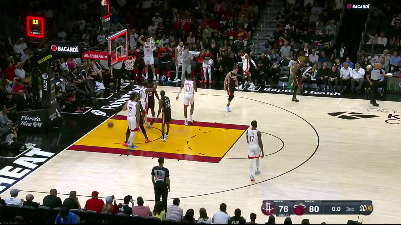 NBA - Jalen Green ends the 3Q with the stepback and the long 2 ๐ฎโ๐จ