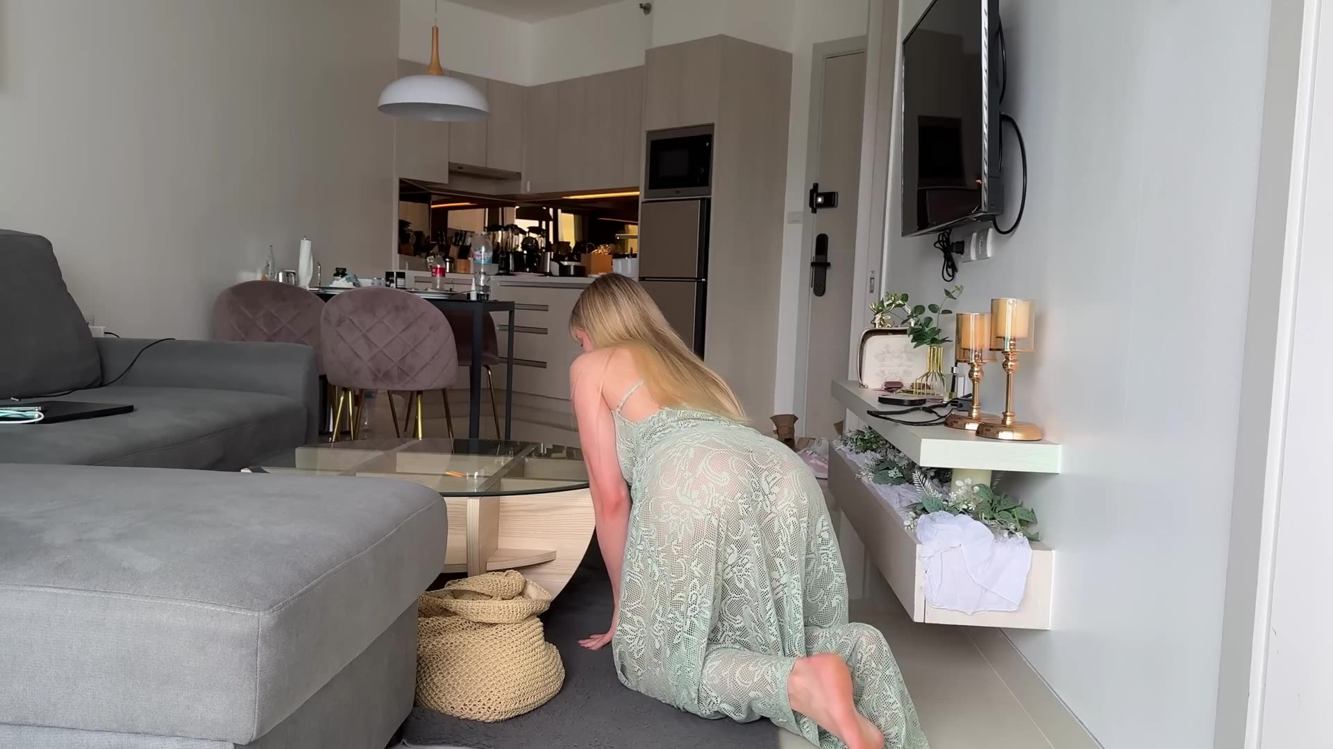 Green Transparent cleaning in room 4k