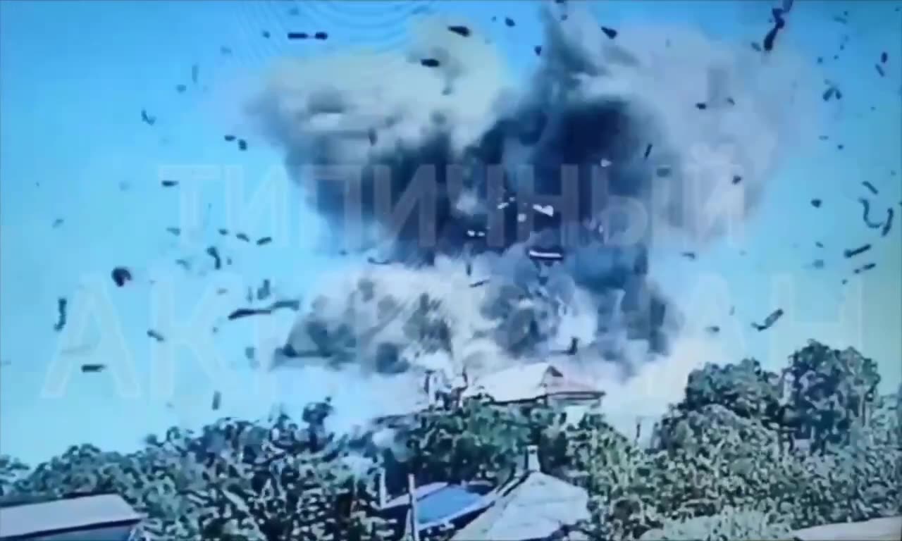 π€¬ The video captured the moment an Iskander ballistic missile hit a school building in the Odesa