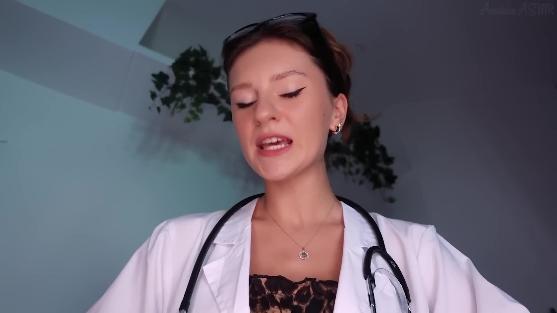 ASMR-DOTTORESSA-TI-CURA-DALLA-PRESSIONE