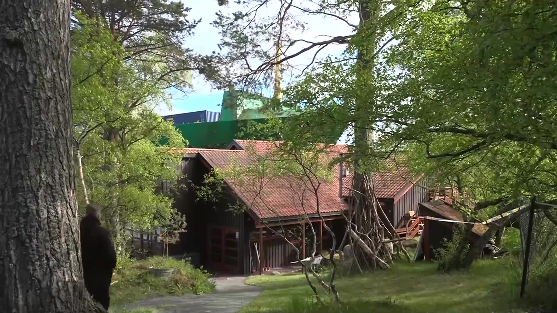 Cargo ship crashes into Norwegian mans front garden