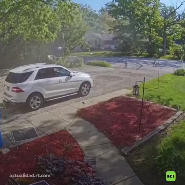 Explota camión en Illinois, EE.UU., y daña varias viviendas