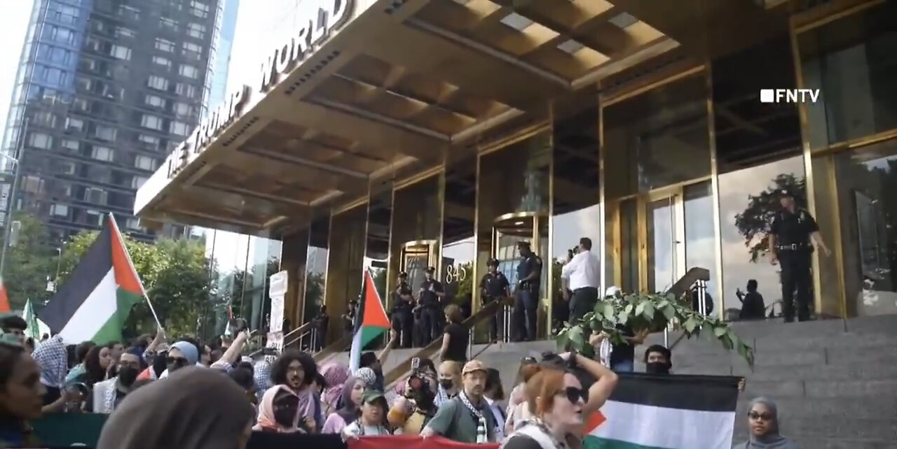 PRO-HAMAS AGITATORS BLOCK👩🎤🌆🧟♂️📸TRUMP TOWER ENTRANCE IN NEW YORK🏙️🧟♀️👨🎤💫