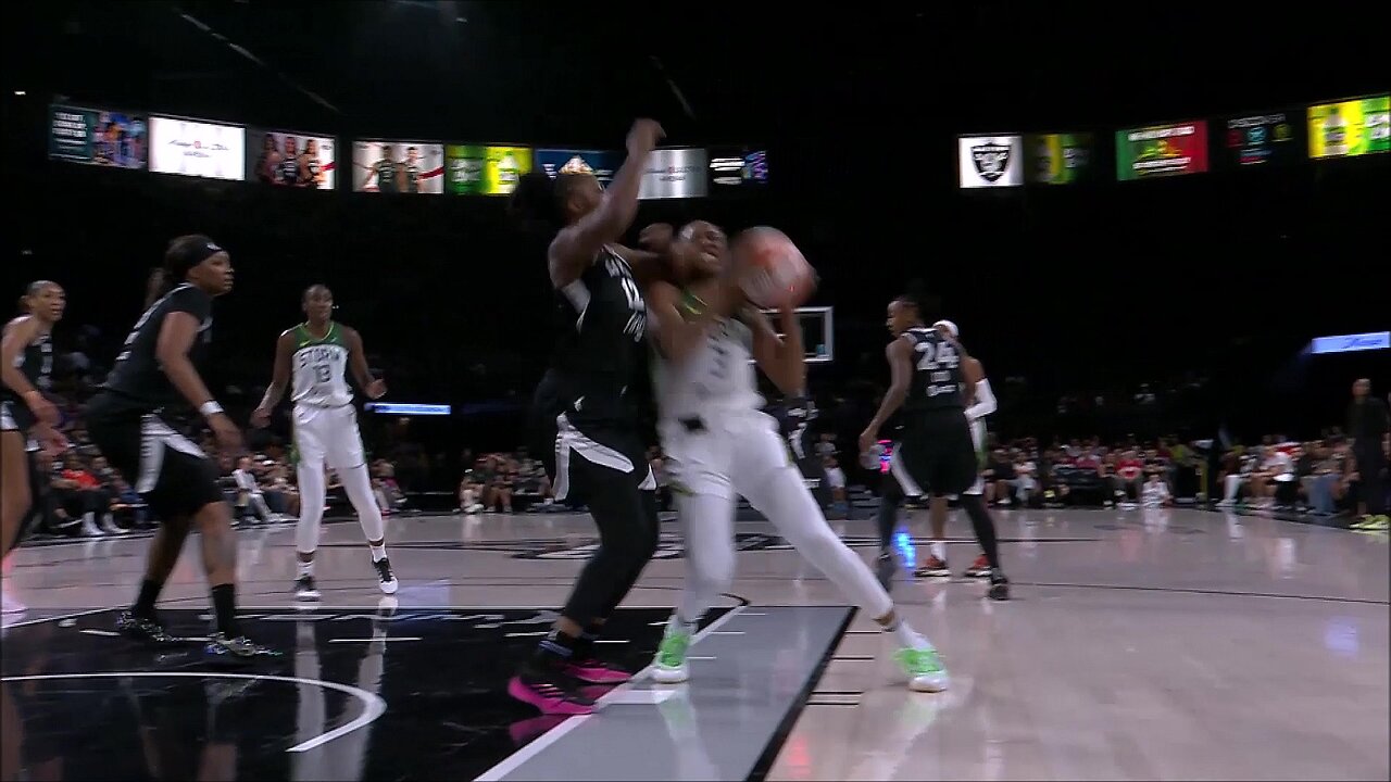 👀 Chelsea Gray SMACKS, then ELBOWS Nneka in the FACE in 3min span | WNBA womens basketball