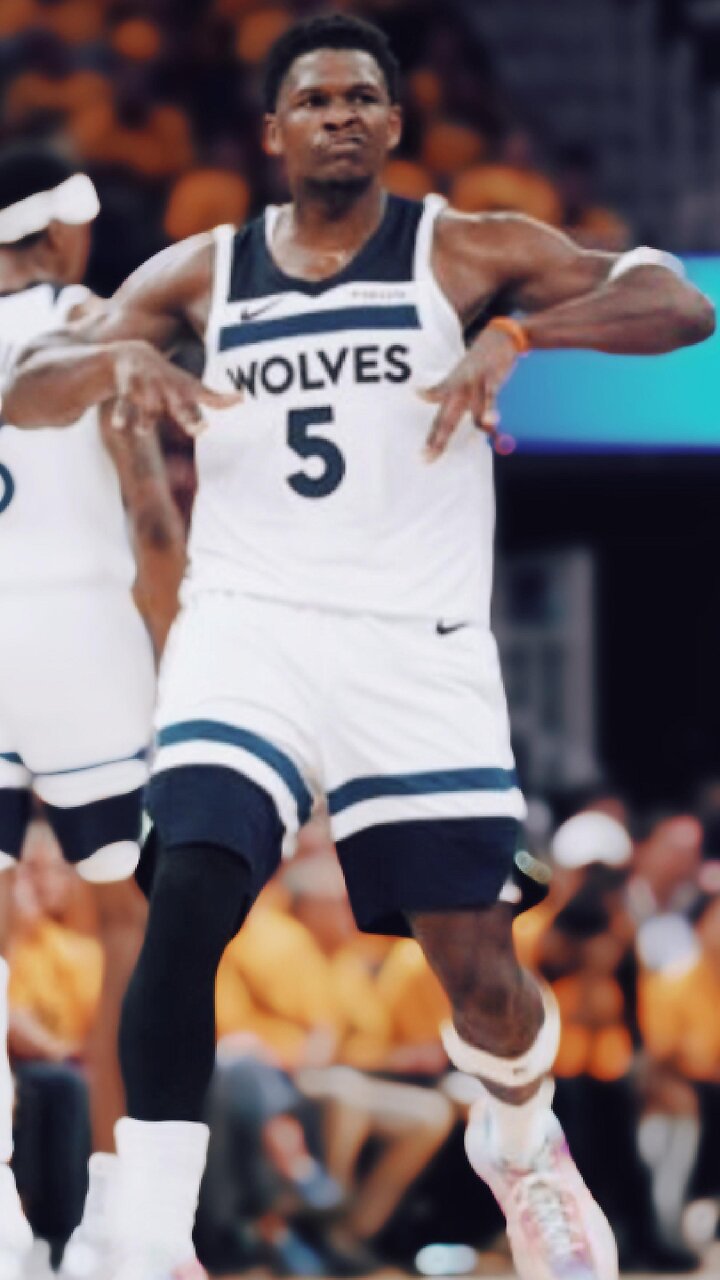 ๐จ ANT FROM WAY DOWNTOWN! Edwardsโ Half-Time Buzzer Beater ๐ฏ๐ฅ