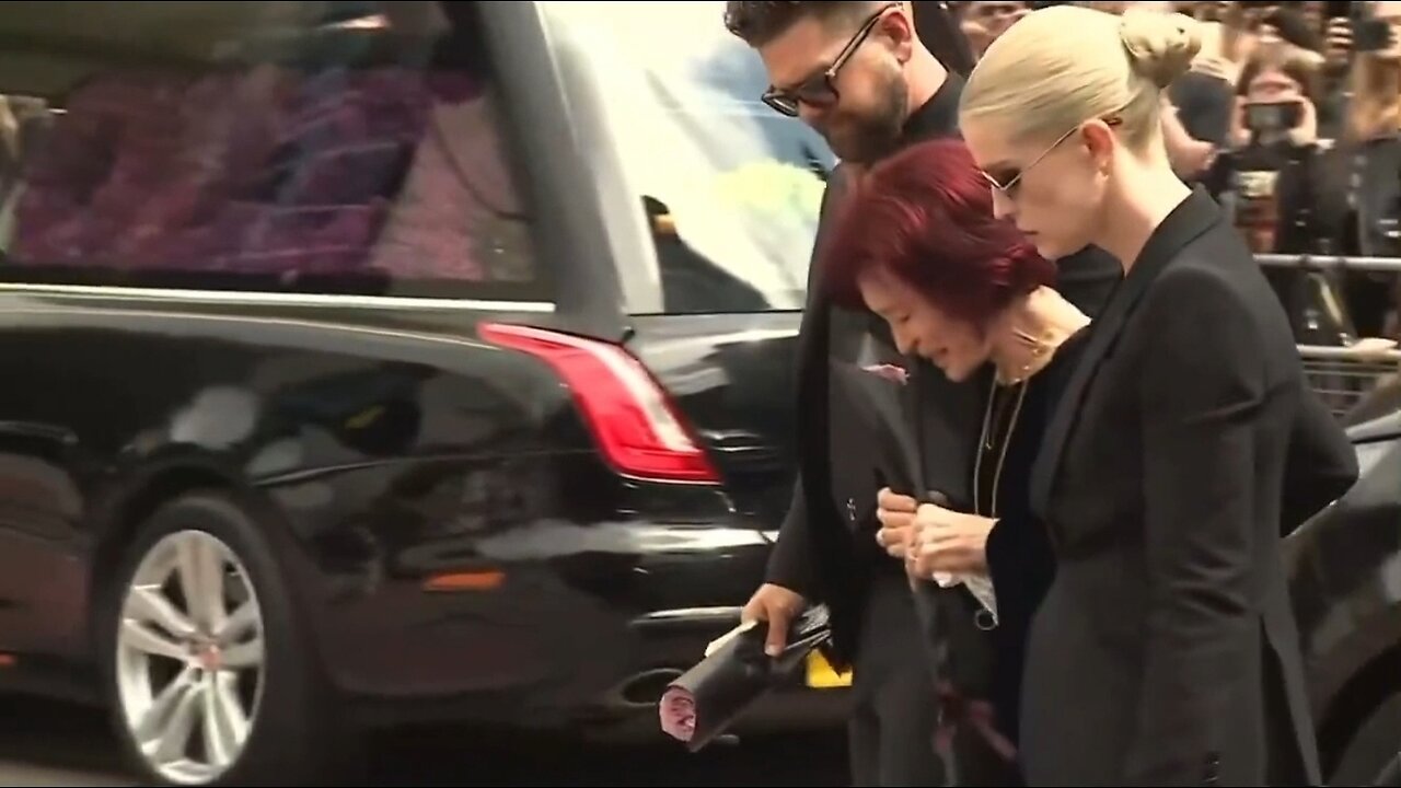 Sharon Osbourne Breaks Down During Ozzys Funeral Procession