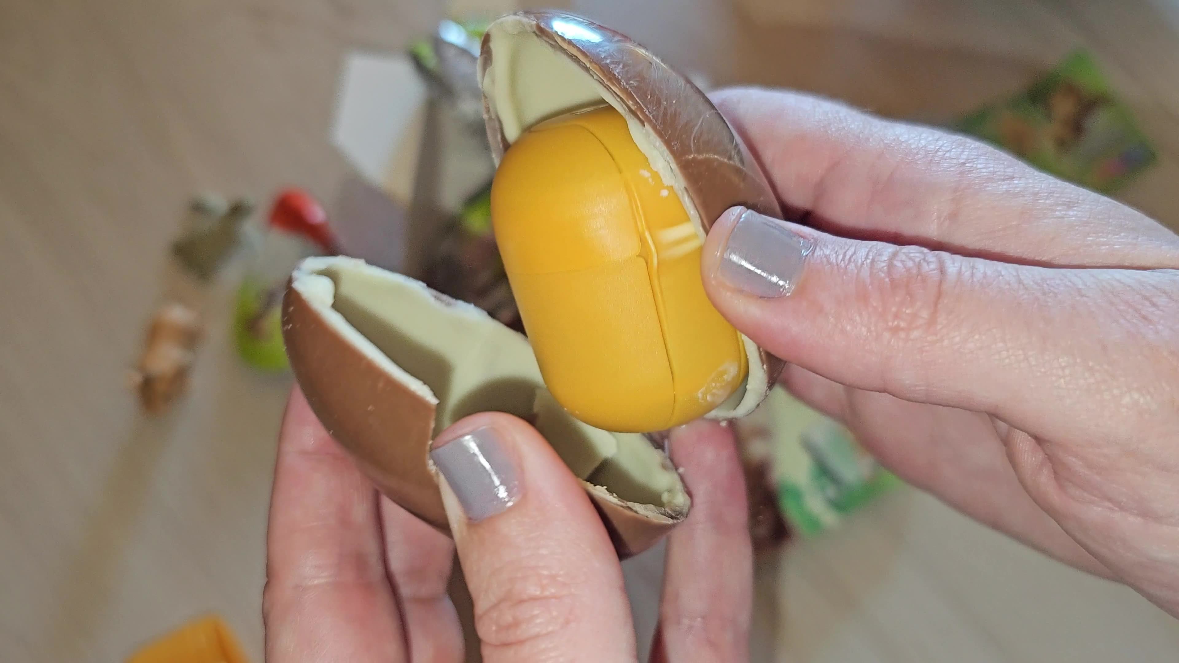 New Natoons Kinder Surprise Egg: Whats Inside?
