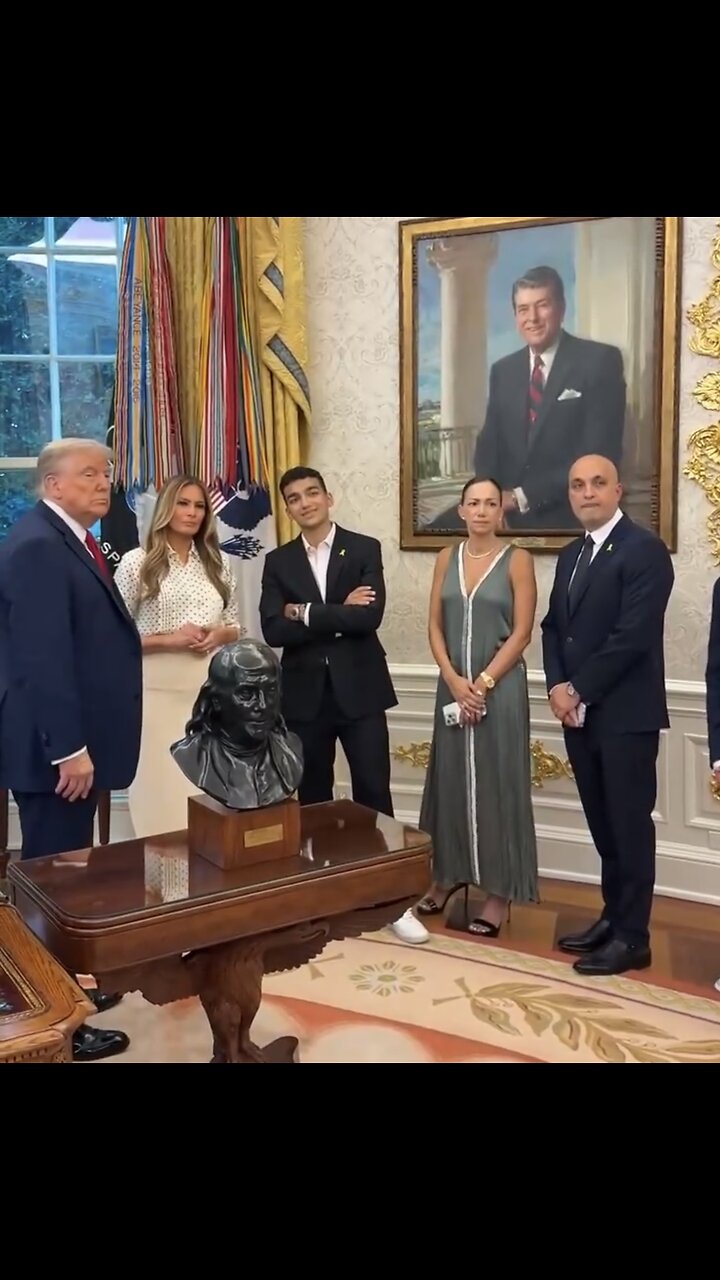 TRUMP❤️🇺🇸🥇🪽🕺INVITES AMERICAN HOSTAGE🤍🇺🇸🪽🏅IN THE OVAL OFFICE💙🇺🇸🏅🪽🏛️⭐️