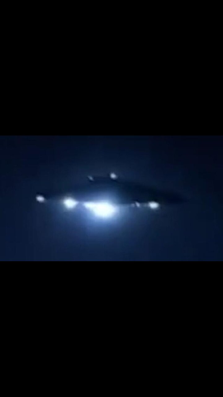 UAP Reporting Center - Supposed leaked Footage of a TR3B looking craft. This has to be AI r...